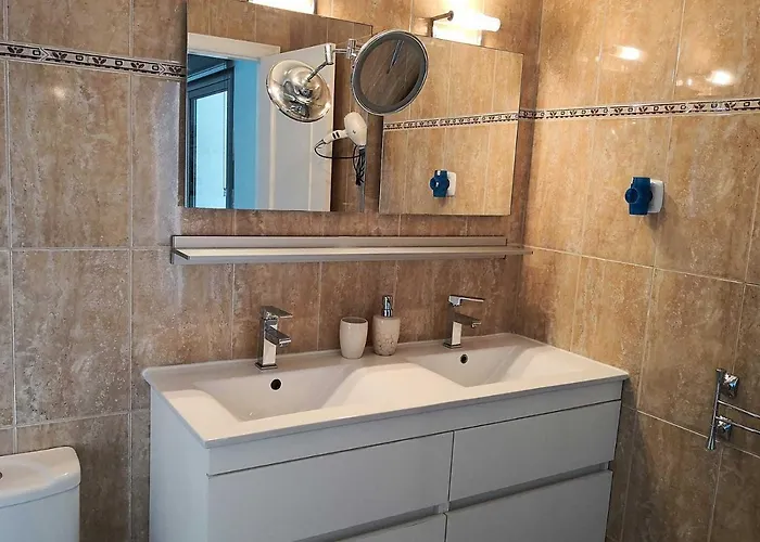 Surfintrip Academy&camp Vandrarhem *