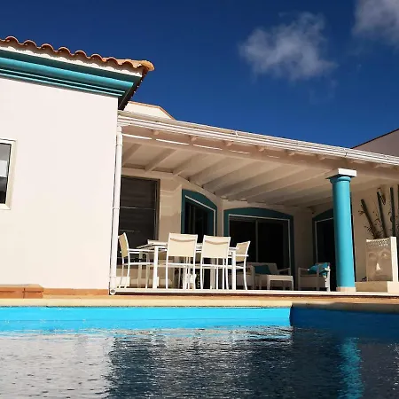 Surfintrip Academy&camp ホステル コラレホ